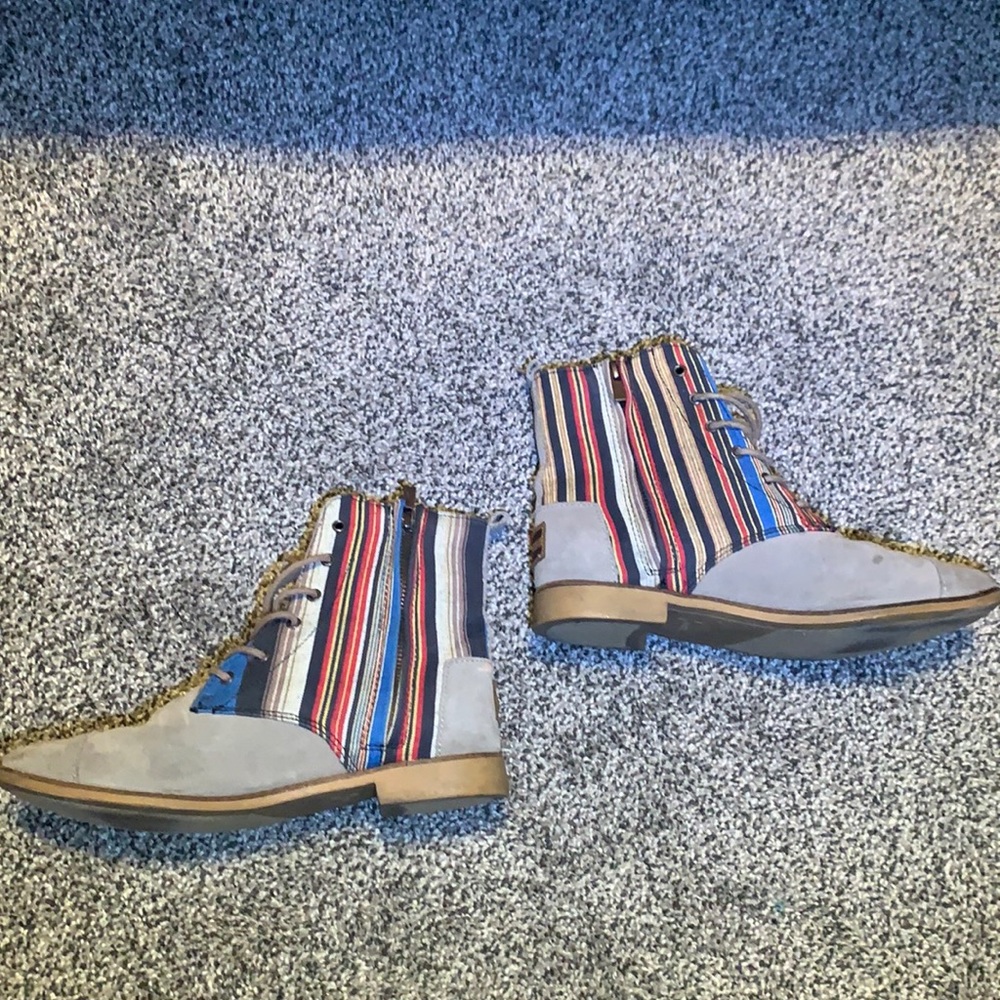 Toms zip up striped size 8.5